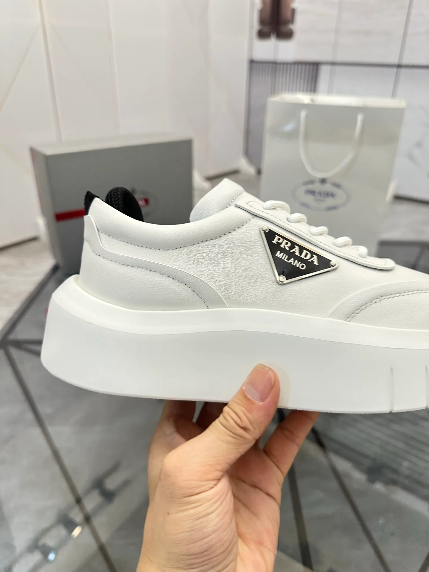 Selling men's shoes 💰: 💰P560¥ High-end top quality Product trademark: Prada * "Prada*" low-top casual shoes Regular size: 35-45 (can be customized to 46) Couple style Product material: imported first-layer cowhide leather upper, breathable lining, original outsole. No.: H201